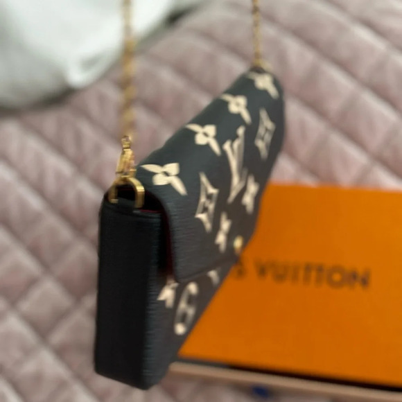 Louis Vuitton Pochette Felicie Black Beige
Shoulderbag 3PCS Set W/Box - Picture 13 of 16